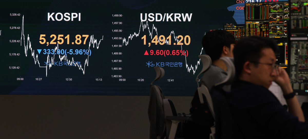 ▲국제유가가 배럴당 100달러를 넘어서면서 국내 경기에도 여파를 줄 수 있다는 우려에 코스피와 코스닥이 크게 떨어진 9일 서울 여의도 KB국민은행 딜링룸 모니터에 코스피 등 시황이 표시되고 있다. 이날 코스피는 전 거래일 대비 333.00포인트(5.96%) 내려앉은 5251.87에 마감했다. 코스닥은 전 거래일 대비 52.39포인트(4.54%) 하락한 1102.28에 거래를 마쳤다. 서울 외환시장에서 원·달러 환율은 전 거래일보다 19.1원 오른 1495.5원에 주간 거래를 마쳤다. 신태현 기자 holjjak@