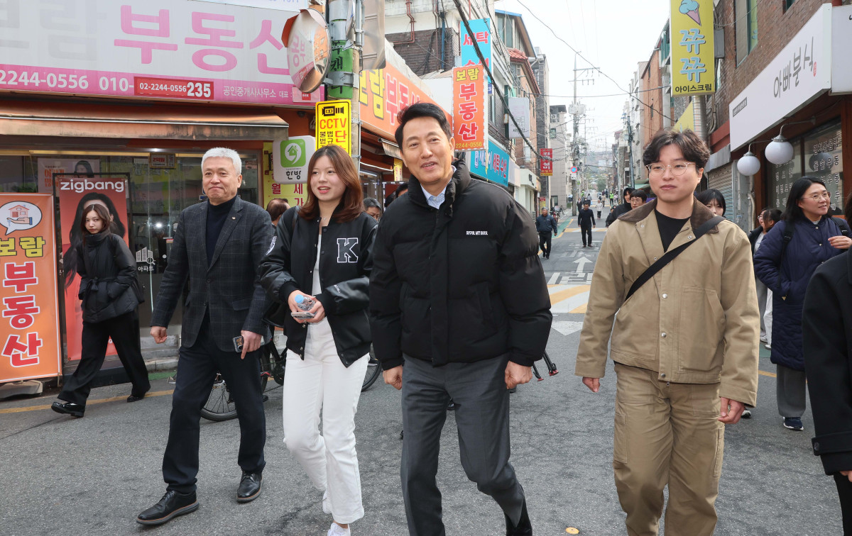 ▲오세훈 서울시장이 9일 전·월세 청년 주거난 관련 현장방문차 대학교 밀집지역인 서울 동대문구 휘경동 1인가구 밀집 지역을 살펴보고 있다. 신태현 기자 holjjak@