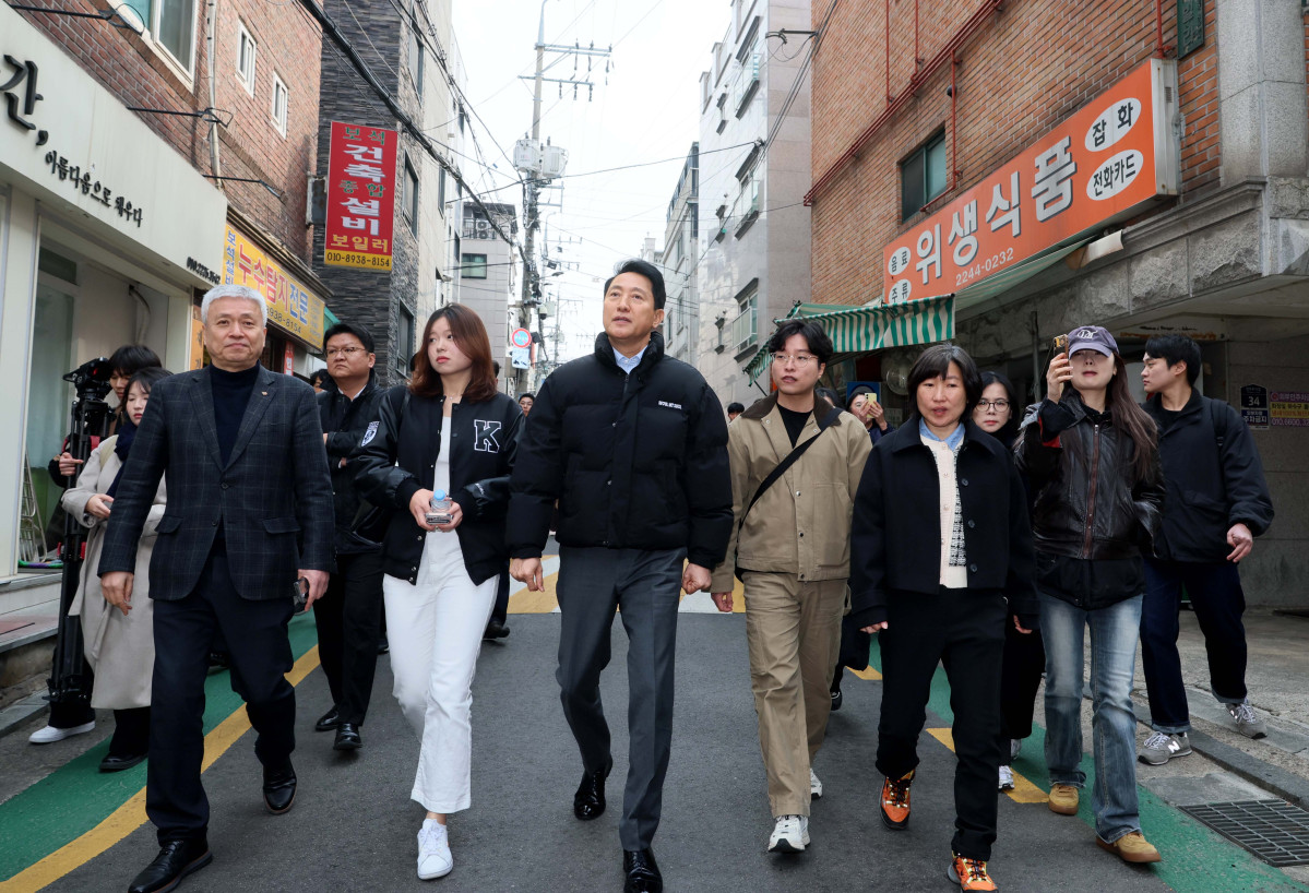 ▲오세훈 서울시장이 9일 전·월세 청년 주거난 관련 현장방문차 대학교 밀집지역인 서울 동대문구 휘경동 1인가구 밀집 지역을 살펴보고 있다. 신태현 기자 holjjak@