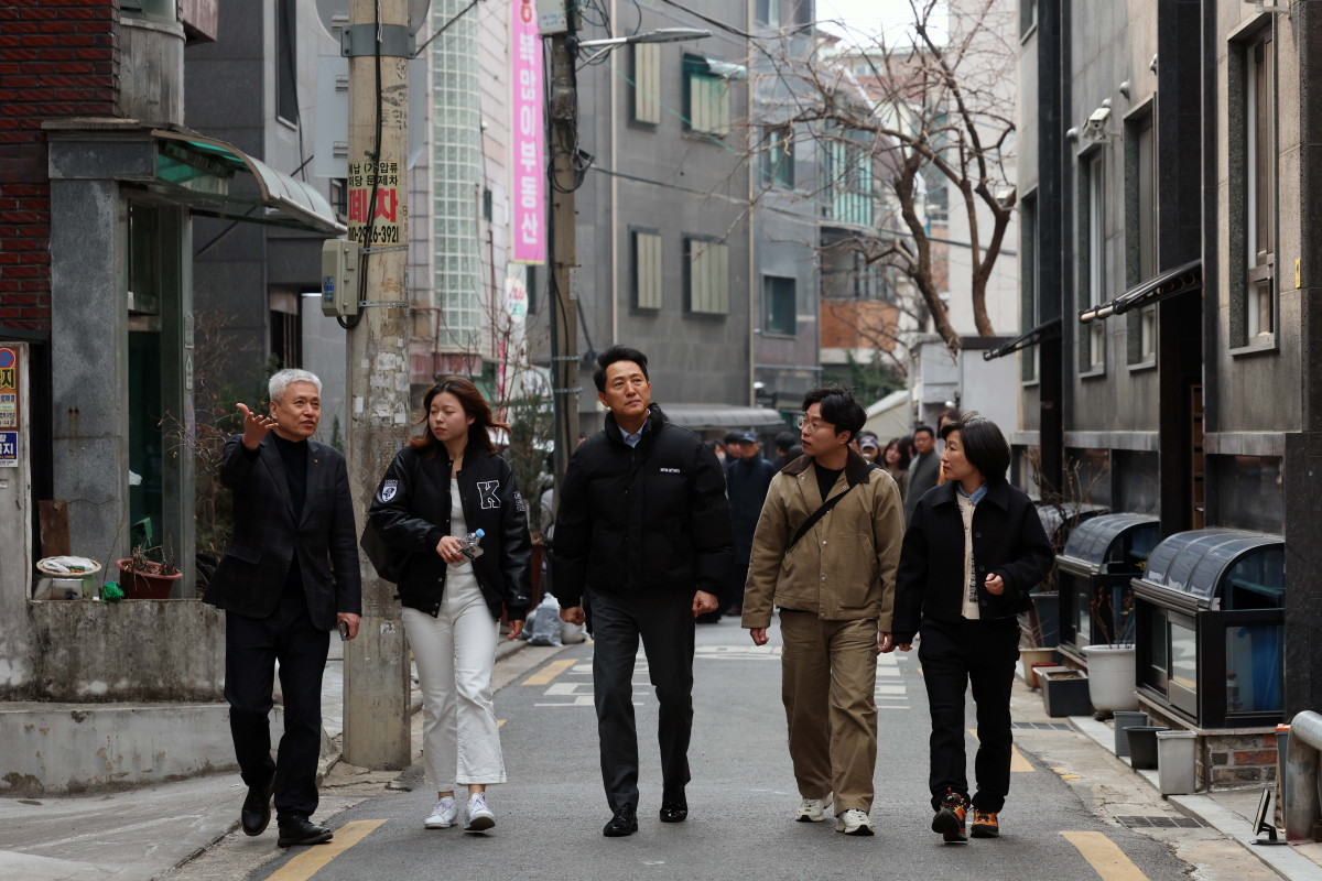 ▲오세훈 서울시장이 9일 전·월세 청년 주거난 관련 현장방문차 대학교 밀집지역인 서울 동대문구 휘경동 1인가구 밀집 지역을 살펴보고 있다. 신태현 기자 holjjak@