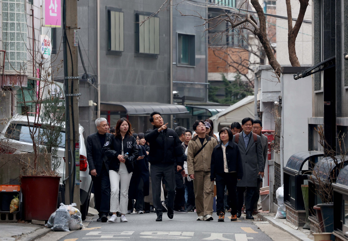 ▲오세훈 서울시장이 9일 전·월세 청년 주거난 관련 현장방문차 대학교 밀집지역인 서울 동대문구 휘경동 1인가구 밀집 지역을 살펴보고 있다. 신태현 기자 holjjak@