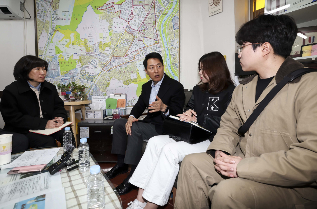 ▲오세훈 서울시장이 9일 전·월세 청년 주거난 관련 현장방문차 대학교 밀집지역인 서울 동대문구 휘경동의 한 공인중개사무소를 찾아 전·월세 주택시장 현장 문제점 및 애로사항을 청취하고 있다. 신태현 기자 holjjak@