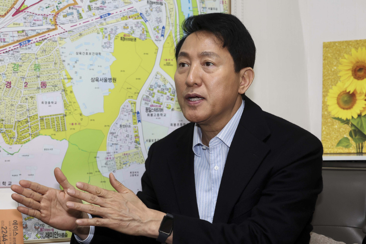 ▲오세훈 서울시장이 9일 전·월세 청년 주거난 관련 현장방문차 대학교 밀집지역인 서울 동대문구 휘경동의 한 공인중개사무소를 찾아 전·월세 주택시장 현장 문제점 및 애로사항을 청취하고 있다. (신태현 기자 holjjak@)