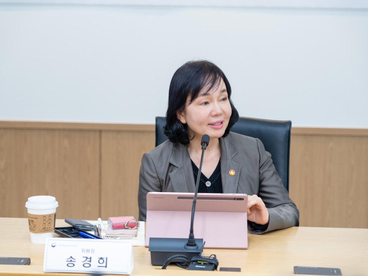 ▲송경희 개인정보보호위원회 위원장이 3월 9일 오후 서울 중구 소재 한국지능정보사회진흥원 서울사무소에서 개최된 '개인정보 유관학회 정책간담회'에서 인사말을 하고 있다. (사진제공=개인정보위)