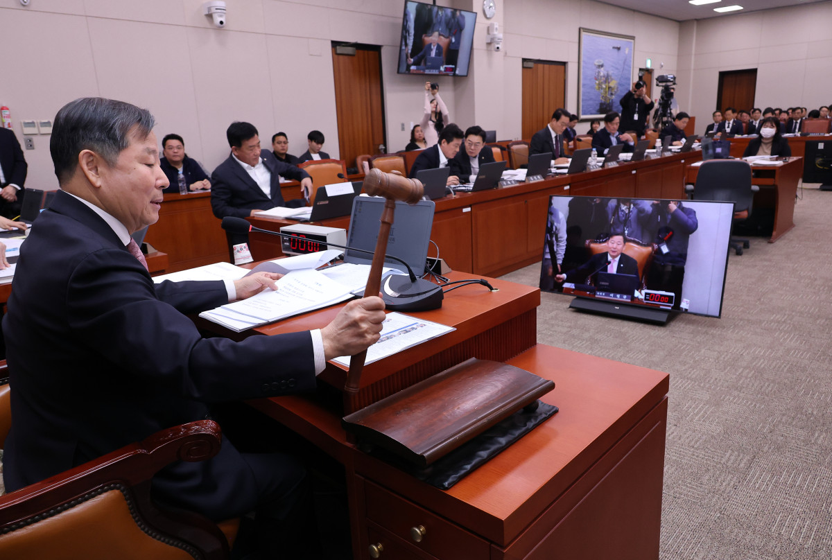▲국회 이철규 산업통상자원중소벤처기업위원장이 9일 국회에서 열린 산자위 전체 회의의 시작을 알리고 있다. (연합뉴스)