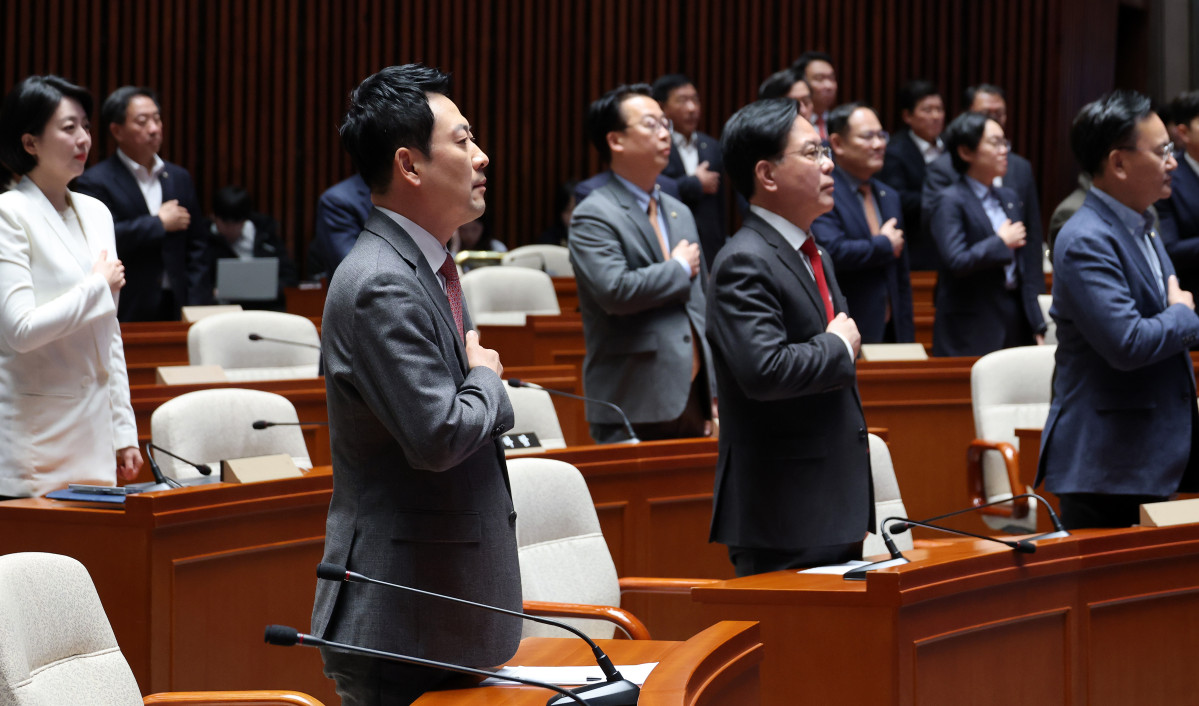 ▲장동혁 대표와 송언석 원내대표를 비롯한 국민의힘 의원들이 9일 국회에서 열린 긴급 의원총회에서 국기에 경례하고 있다. (연합뉴스)