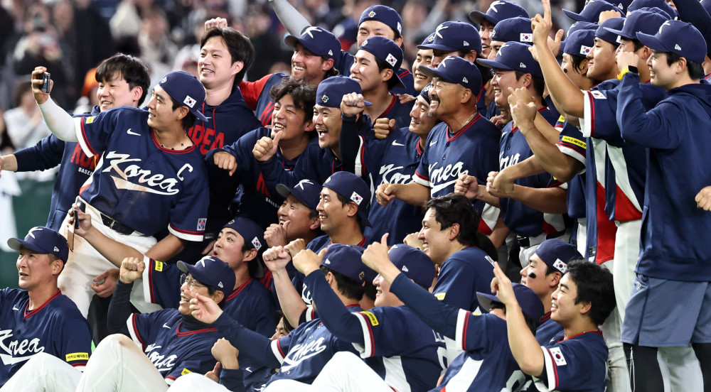 ▲9일 일본 도쿄돔에서 열린 2026 월드베이스볼클래식(WBC) C조 조별리그 최종전 대한민국과 호주의 경기.    호주를 꺾고 8강 진출을 확정한 한국 대표팀이 기뻐하며 기념촬영을 하고 있다. (연합뉴스)