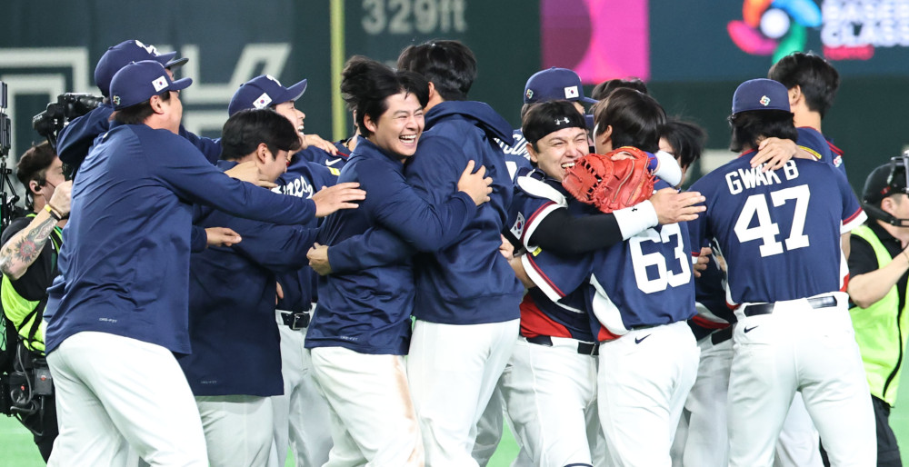 ▲9일 일본 도쿄돔에서 열린 2026 월드베이스볼클래식(WBC) C조 조별리그 최종전 대한민국과 호주의 경기.    호주를 꺾고 8강 진출을 확정한 한국 대표팀이 기뻐하고 있다. (연합뉴스)