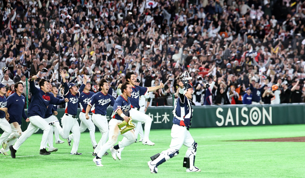 ▲9일 일본 도쿄돔에서 열린 2026 월드베이스볼클래식(WBC) C조 조별리그 최종전 대한민국과 호주의 경기.    호주를 꺾고 8강 진출을 확정한 한국 대표팀 선수들이 기뻐하며 마운드로 뛰고 있다. (연합뉴스)