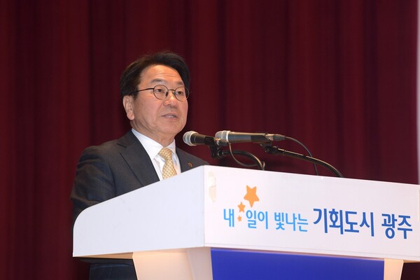 ▲강기정 광주시장이 9일 시청 대회의실에서 열린 3월 정례조회에 참석해 ‘인(in) 광주, 우리가 만들어가는 봄’을 주제로 전남광주통합특별시의 미래 구상을 공유하고 있다. (사진제공=광주시)
