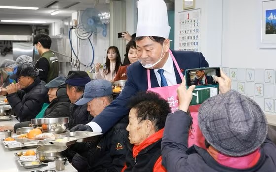 ▲김관영 전북도지사가 배식 봉사를 하고 있다. (사진제공=전북도)