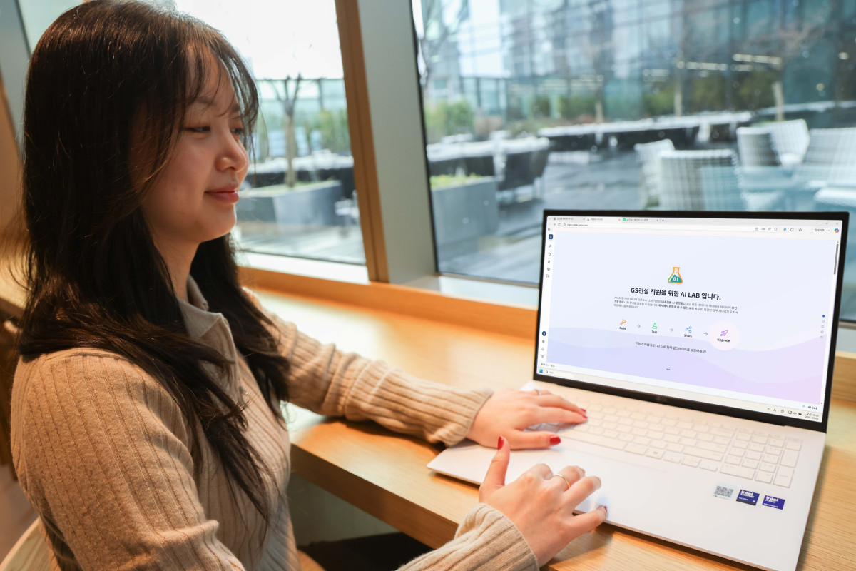▲GS건설 직원들이 AI LAB을 활용하고 있는 사진 (GS건설 제공)
