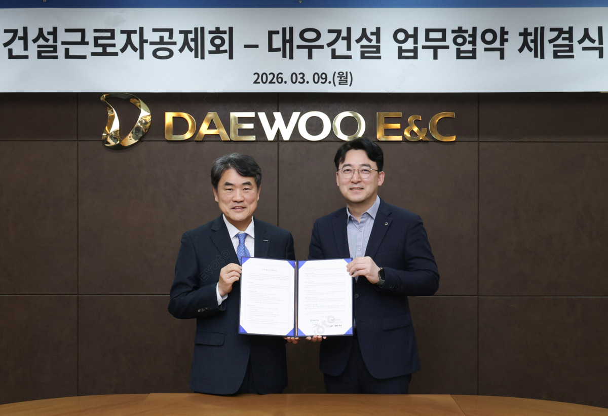 ▲권혁태 건설근로자공제회 이사장 직무대행(왼쪽)과 신동혁 대우건설 CSO가 ‘현장 근로자 전자카드 정보 연계’ 업무협약을 체결하고 있다. (사진제공=대우건설)