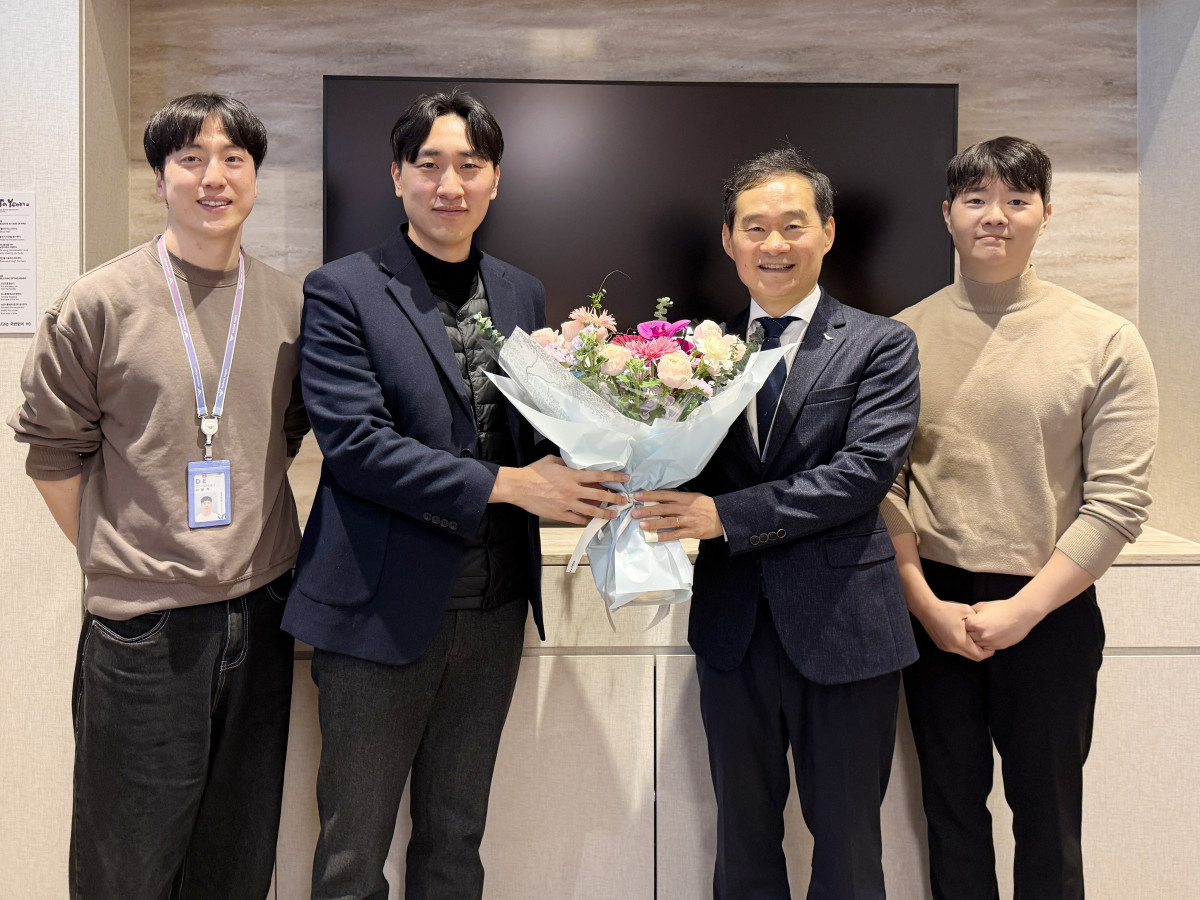 ▲김범호 인천국제공항공사 부사장(사진 오른쪽에서 두 번째)이 공사 제2기 사내벤처팀 직원들과 기념 촬영을 하고 있다. (사진제공=인천국제공항공사)