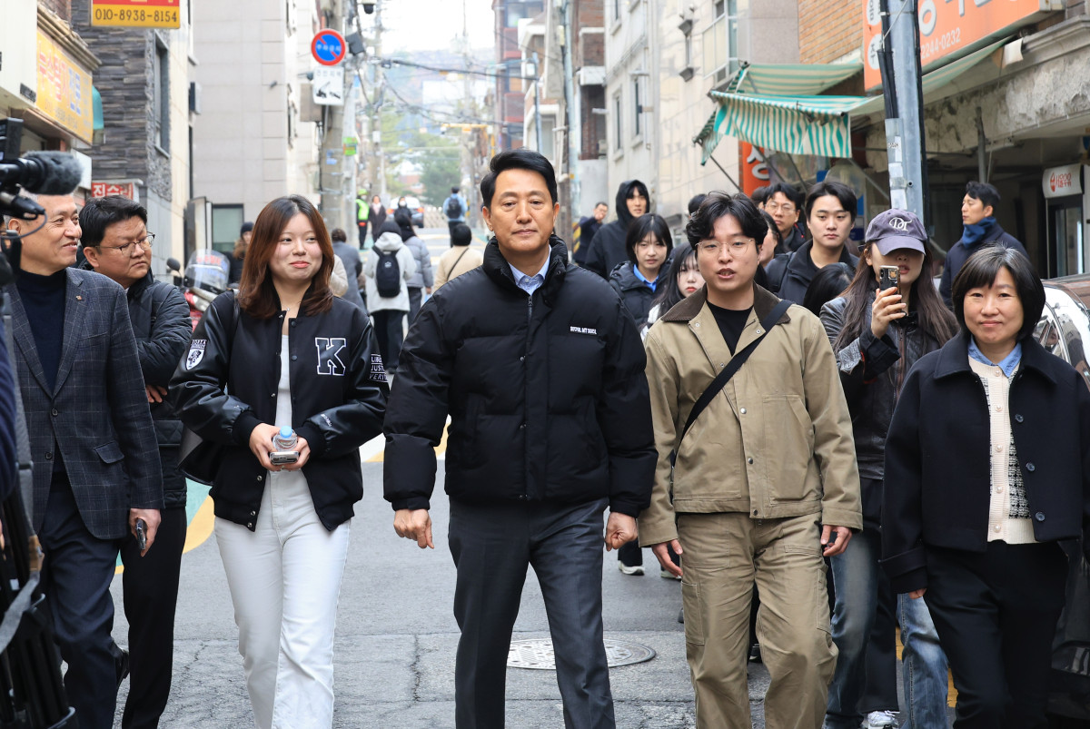 ▲오세훈 서울시장이 9일 전월세 청년 주거난 관련 현장 점검을 위해 서울 동대문구 휘경동 1인 가구 밀집 지역을 방문해 대학생, 취업준비생, 공인중개사 등과 주변을 돌아보고 있다. (연합뉴스)