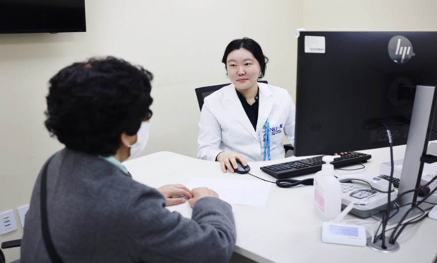 ▲노인진료센터 의사가 진료를 시행하는 모습(보라매병원)