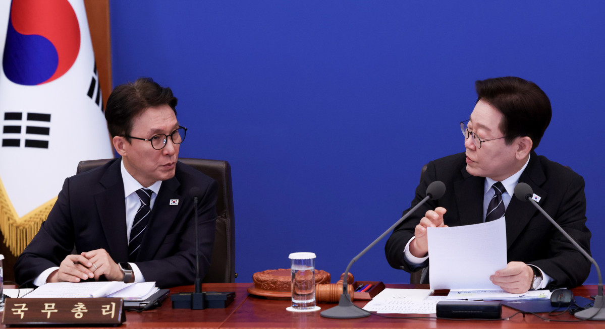 ▲이재명 대통령이 10일 청와대에서 열린 국무회의에서 김민석 국무총리에게 질문하고 있다. (연합뉴스)