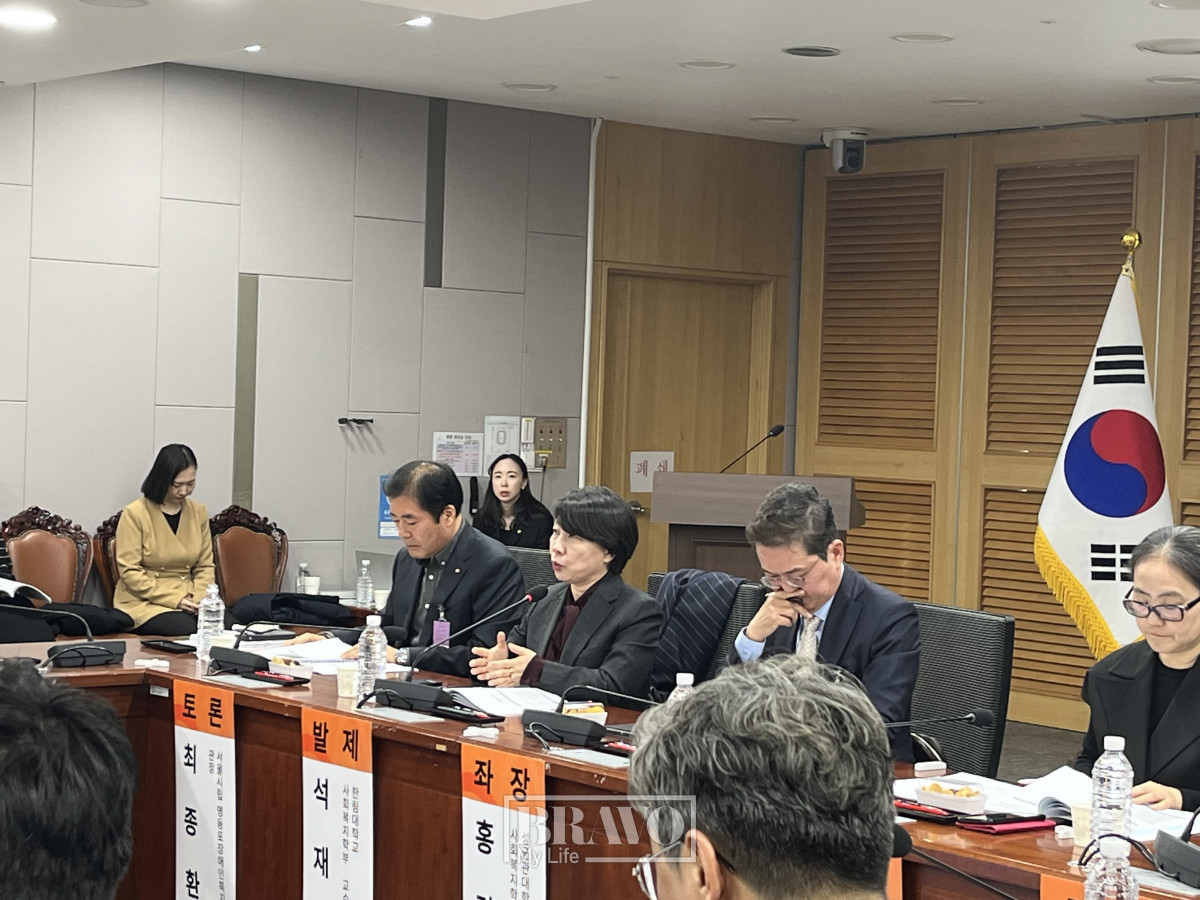 ▲9일 국회의원회관에서 석재은 한림대학교 사회복지학부 교수(왼쪽에서 두 번째)가 발표를 하고 있다. (박지수 기자 jsp@)