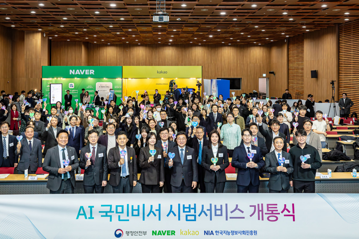 ▲ (왼쪽에서 다섯번째) 윤호중 행정안전부 장관, (오른쪽에서 두번째) 임문영 국가인공지능전략위원회 부위원장, (오른쪽에서 네번째) 정신아 카카오 대표, (왼쪽에서 네번째) 최수연 네이버 대표  (사진제공=카카오)