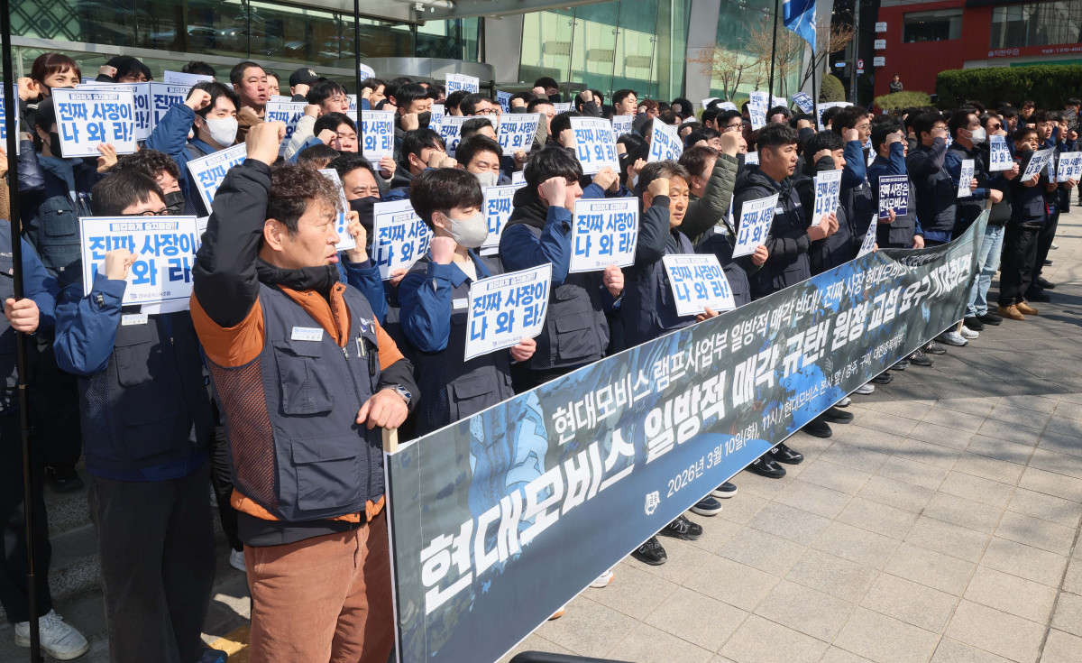 ▲노란봉투법(개정 노동조합법 2·3조) 시행 첫날인 10일 서울 강남구 현대모비스 본사 앞에서 현대모비스 하청기업인 현대아이에이치엘 노조 조합원 등 전국금속노조 관계자들이 현대모비스 램프사업부 매각을 반대하는 기자회견을 갖고 있다. 신태현 기자 holjjak@