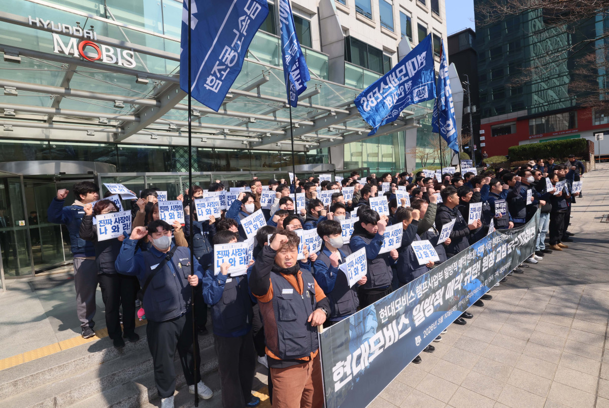 ▲노란봉투법(개정 노동조합법 2·3조) 시행 첫날인 10일 서울 강남구 현대모비스 본사 앞에서 현대모비스 하청기업인 현대아이에이치엘 노조 조합원 등 전국금속노조 관계자들이 현대모비스 램프사업부 매각을 반대하는 기자회견을 갖고 있다. 신태현 기자 holjjak@