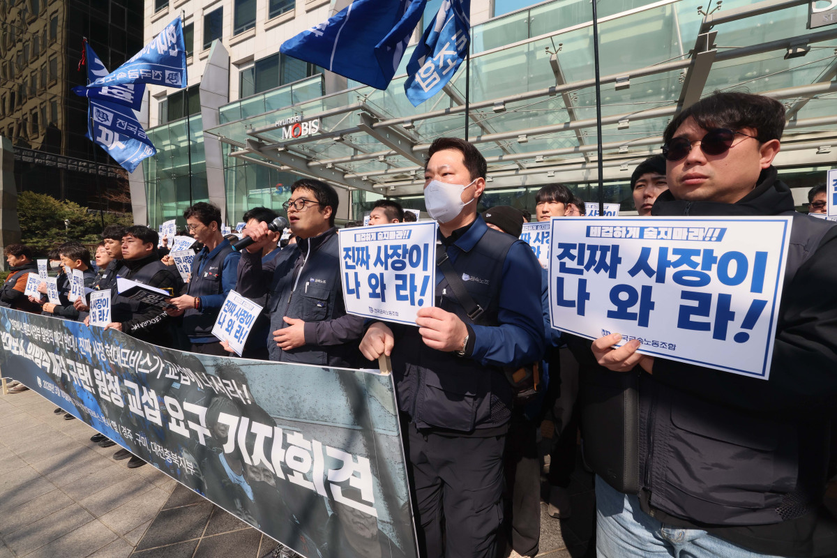 ▲노란봉투법(개정 노동조합법 2·3조) 시행 첫날인 10일 서울 강남구 현대모비스 본사 앞에서 현대모비스 하청기업인 현대아이에이치엘 노조 조합원 등 전국금속노조 관계자들이 현대모비스 램프사업부 매각을 반대하는 기자회견을 갖고 있다. 신태현 기자 holjjak@