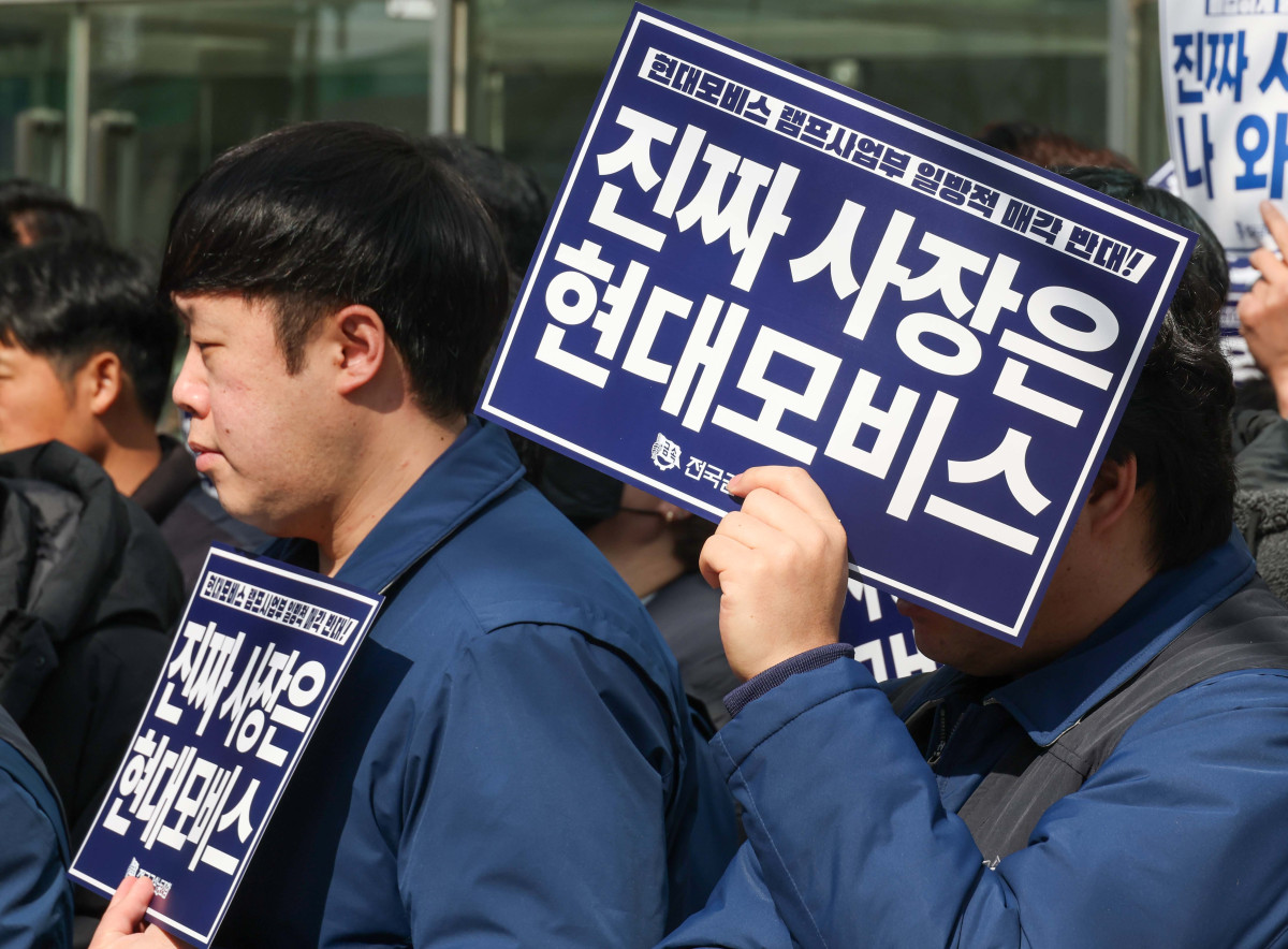 ▲노란봉투법(개정 노동조합법 2·3조) 시행 첫날인 10일 서울 강남구 현대모비스 본사 앞에서 현대모비스 하청기업인 현대아이에이치엘 노조 조합원 등 전국금속노조 관계자들이 현대모비스 램프사업부 매각을 반대하는 기자회견을 갖고 있다. 신태현 기자 holjjak@