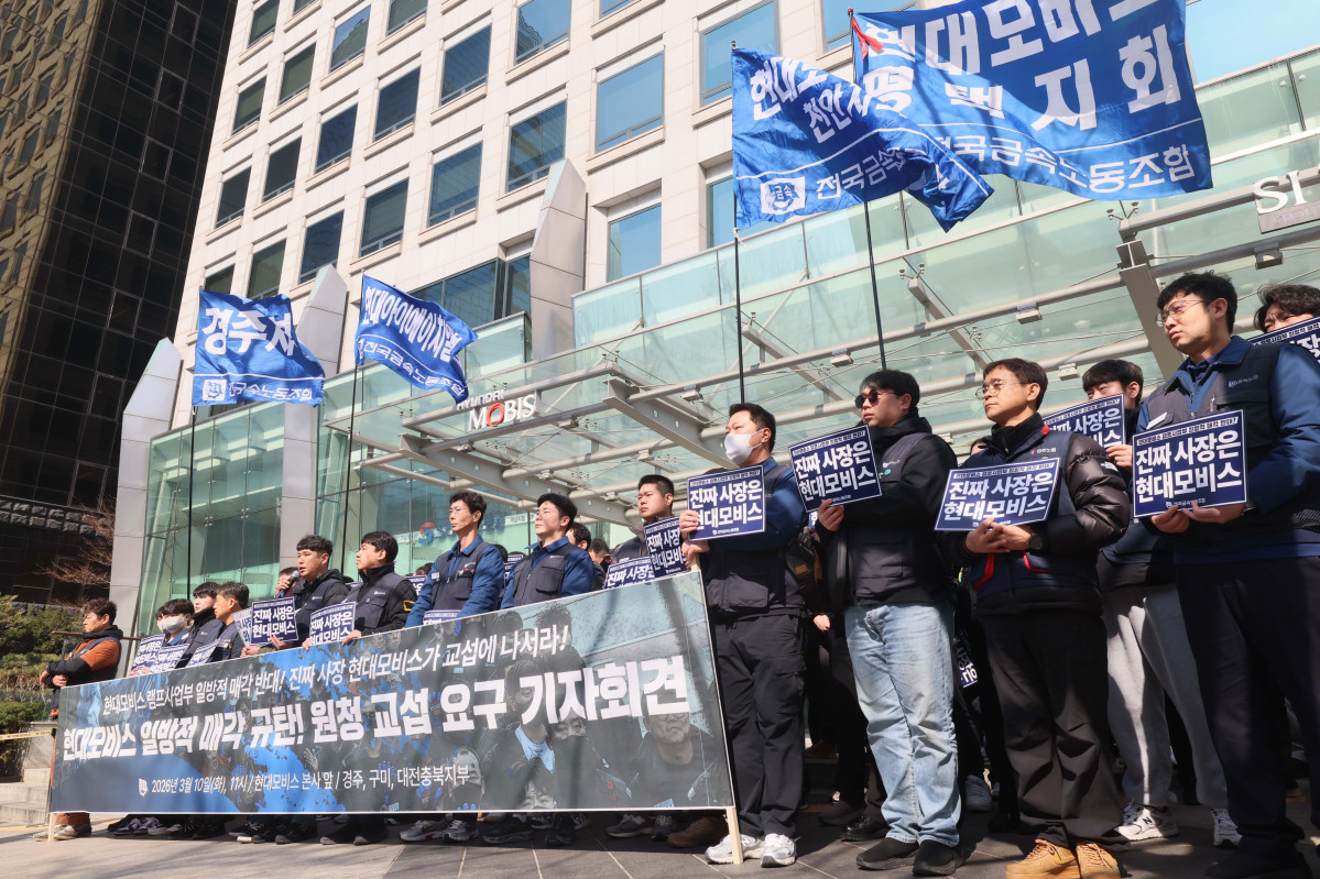 ▲노란봉투법(개정 노동조합법 2·3조) 시행 첫날인 10일 서울 강남구 현대모비스 본사 앞에서 현대모비스 하청기업인 현대아이에이치엘 노조 조합원 등 전국금속노조 관계자들이 현대모비스 램프사업부 매각을 반대하는 기자회견을 갖고 있다. 신태현 기자 holjjak@