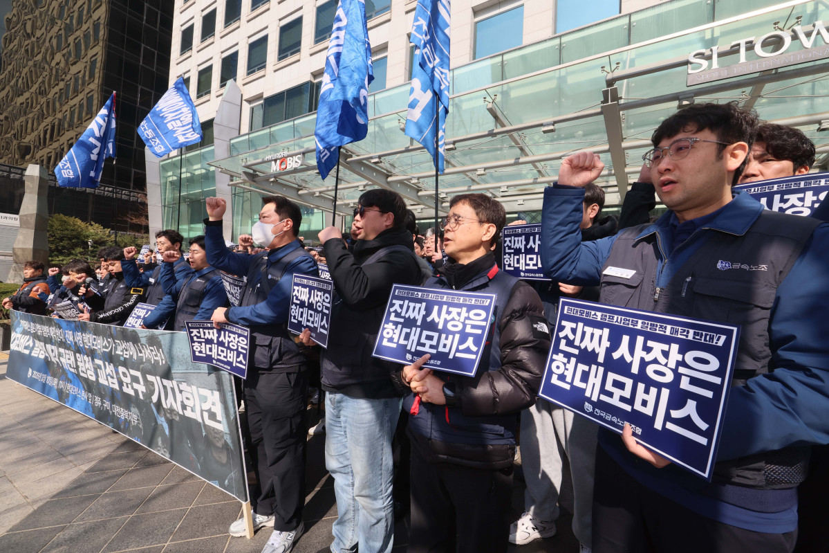▲노란봉투법(개정 노동조합법 2·3조) 시행 첫날인 10일 서울 강남구 현대모비스 본사 앞에서 현대모비스 하청기업인 현대아이에이치엘 노조 조합원 등 전국금속노조 관계자들이 현대모비스 램프사업부 매각을 반대하는 기자회견을 갖고 있다. 신태현 기자 holjjak@