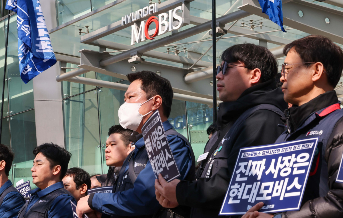 ▲노란봉투법(개정 노동조합법 2·3조) 시행 첫날인 10일 서울 강남구 현대모비스 본사 앞에서 현대모비스 하청기업인 현대아이에이치엘 노조 조합원 등 전국금속노조 관계자들이 현대모비스 램프사업부 매각을 반대하는 기자회견을 갖고 있다. 신태현 기자 holjjak@