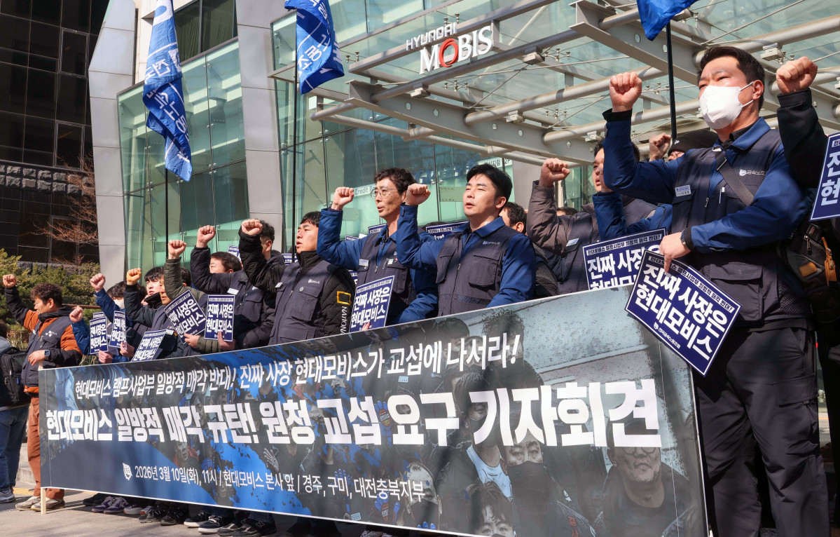 ▲노란봉투법(개정 노동조합법 2·3조) 시행 첫날인 10일 서울 강남구 현대모비스 본사 앞에서 현대모비스 하청기업인 현대아이에이치엘 노조 조합원 등 전국금속노조 관계자들이 현대모비스 램프사업부 매각을 반대하는 기자회견을 갖고 있다. 신태현 기자 holjjak@