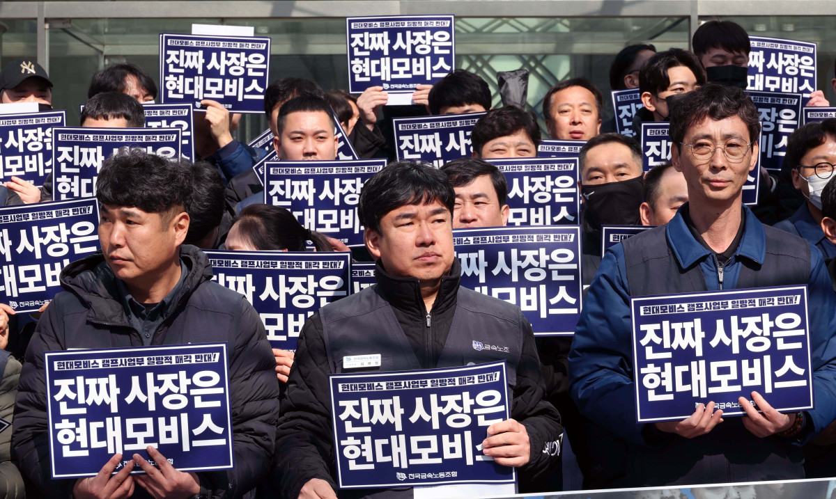 ▲노란봉투법(개정 노동조합법 2·3조) 시행 첫날인 10일 서울 강남구 현대모비스 본사 앞에서 현대모비스 하청기업인 현대아이에이치엘 노조 조합원 등 전국금속노조 관계자들이 현대모비스 램프사업부 매각을 반대하는 기자회견을 갖고 있다. (신태현 기자 holjjak@)