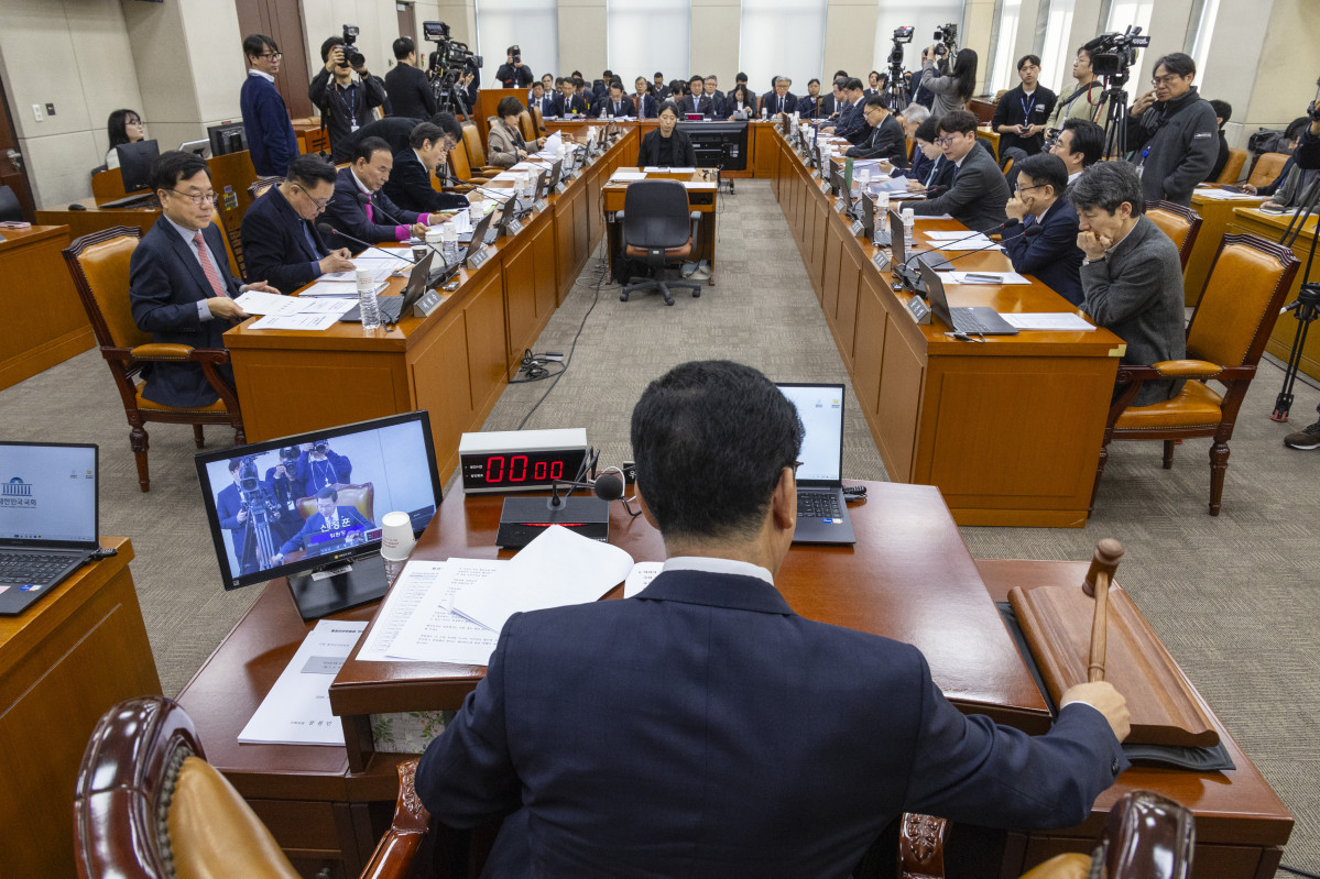 ▲신정훈 국회 행정안전위원회 위원장이 10일 국회에서 열린 행안위 전체 회의에서 중대범죄수사청법을 상정하고 있다. (연합뉴스)