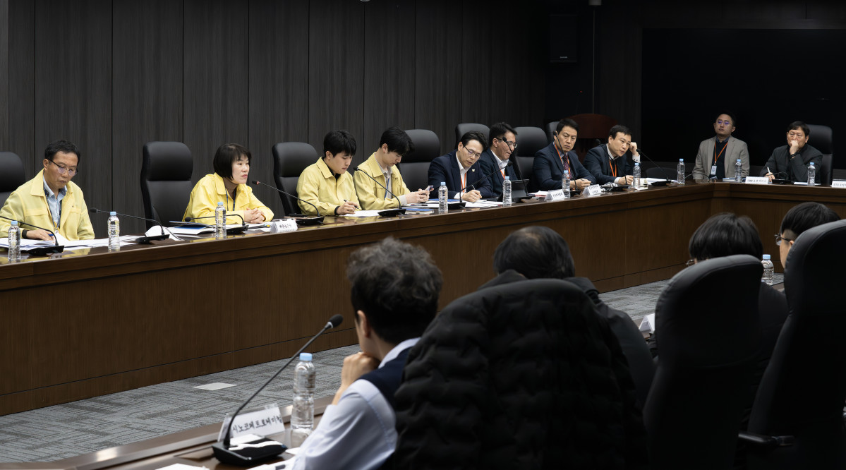▲김혜정 해양수산부 해운물류국장이 10일 중동 상황 장기화에 대비해 선사, 한국해운협회, 한국선박관리산업협회 등과 선원 안전대책을 점검하고 있다. (사진제공=해양수산부)