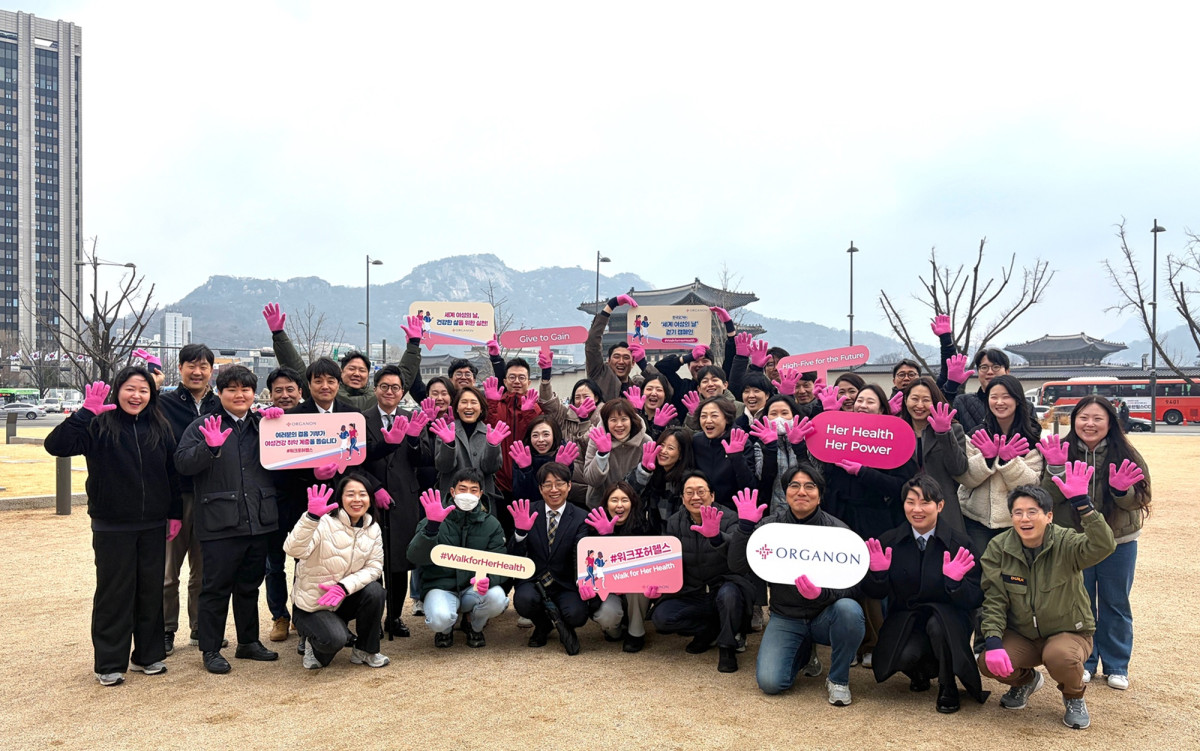 ▲한국오가논 임직원들이 3월 8일 세계 여성의 날을 기념해 서울 광화문 오피스 주변을 걸으며 ‘워크 포 허 헬스(Walk for Her Health)’ 캠페인에 참여하고 기념 사진을 촬영 중이다. (사진제공=한국오가논)