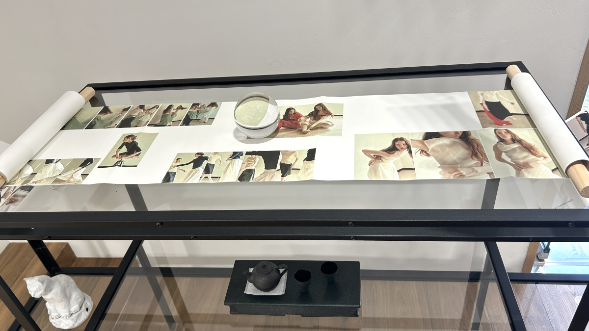 ▲10일 찾은 서울 용산구 한남동 르셉템버 한남 플래그십 스토어에 르셉템버 화보가 찻잔 등 오브제와 함께 두루마리 형태로 전시돼 있다. (사진=연희진 기자)