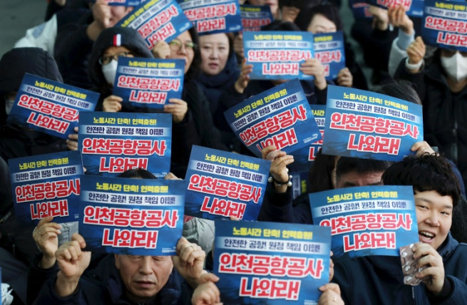 ▲노란봉투법(노조법 2·3조 개정안) 시행일인 10일 오전 인천국제공항 제2여객터미널에서 민주노총 공공운수노조 인천공항지역지부 조합원들이 2026 투쟁선포 결의대회를 열고 원청 교섭 요청과 연속야간노동으로 인한 과로와 사고를 막기 위한 4조2교대 전환 등을 촉구하고 있다. (뉴시스)