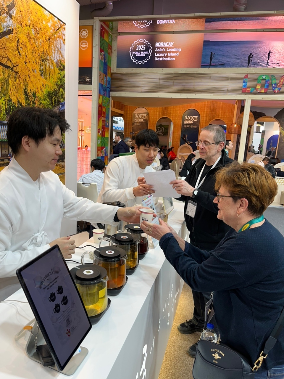 ▲'ITB 베를린' 한국관 방문객의 전통차 시음 체험 (사진제공=한국관광공사)