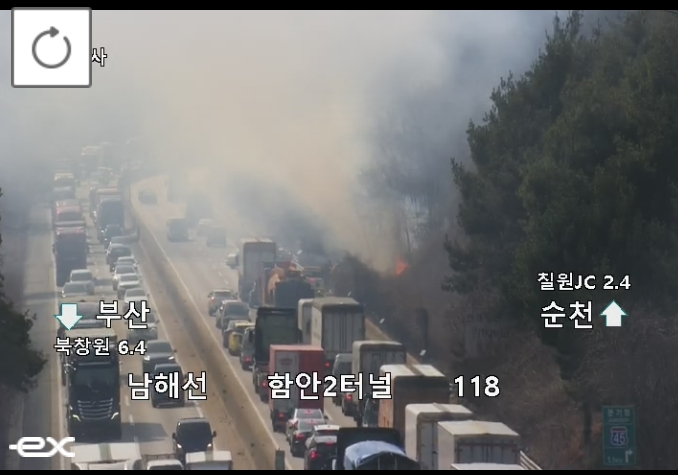 ▲[속보] 남해고속도로 창원1터널 인근 화물차 화재 발생, 칠원JC 순천방향 정체…안전재난문자 발송 (출처=로드플러스 캡처)