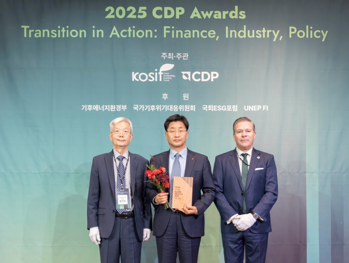 ▲10일 서울 중구 앰버서더 서울 풀만 호텔에서 열린 ‘2026 CDP 코리아 콘퍼런스(Korea Conference)’에 참가한 김종호 LG이노텍 ESG담당(사진 가운데)이 수상을 기념하여 CDP 한국위원회 관계자들과 기념촬영을 하고 있다. (사진=LG이노)