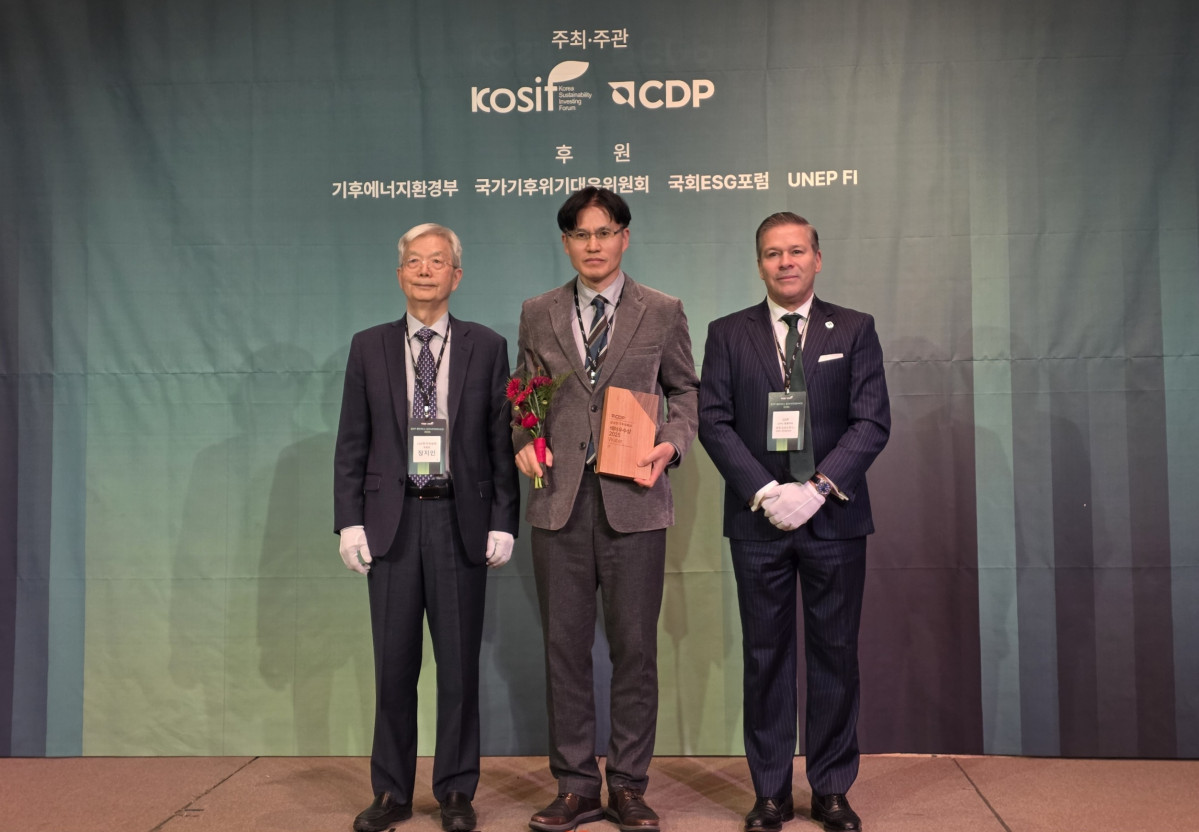 ▲삼성전기 최종민 상무가 수자원부문 우수상을 수상받고 있다. (왼쪽부터)CDP한국위원회 장지인 위원장, 삼성전기 최종민 상무, CDP 호세 오르도네스 APAC 총괄대표 (사진=삼성전기)