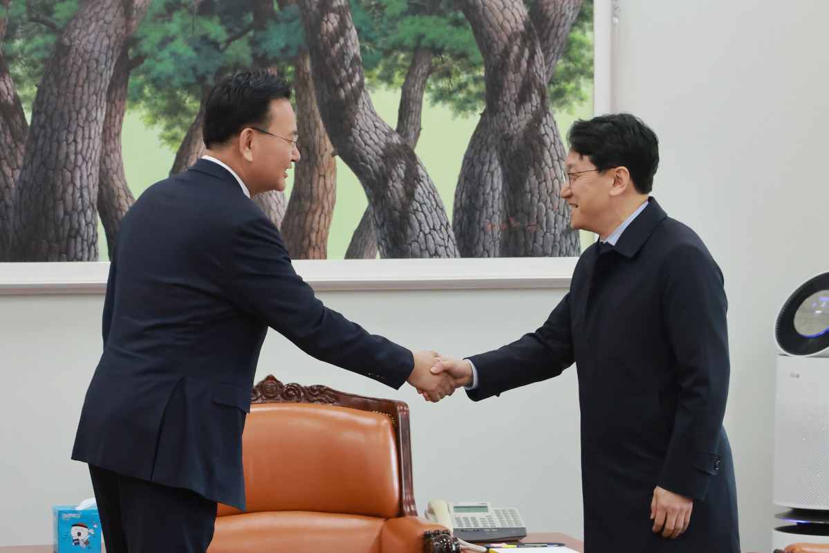 ▲천준호 더불어민주당 원내운영수석부대표와 유상범 국민의힘 원내운영수석부대표가 4일 오전 서울 여의도 국회에서 면담에 앞서 악수를 하고 있다. (공동취재) (사진=뉴시스)
