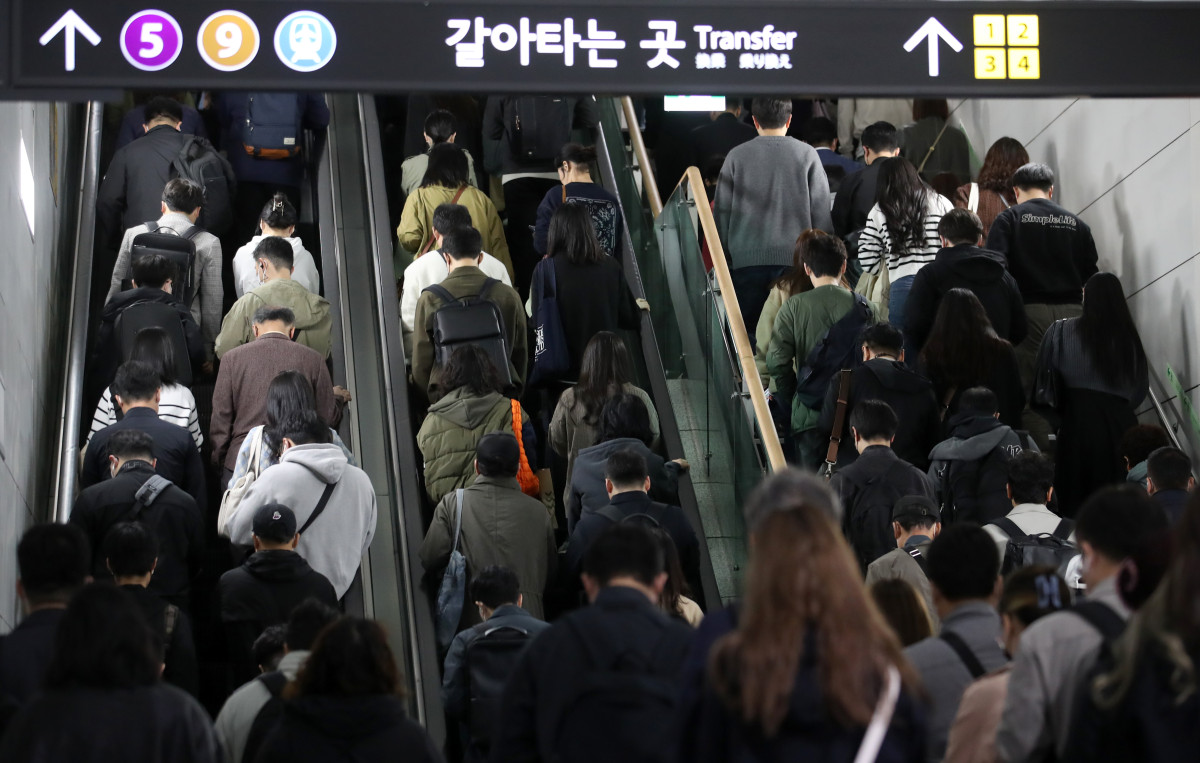 ▲서울 강서구 김포골드라인 김포공항역 승강장이 승객들로 붐비고 있다. (뉴시스)