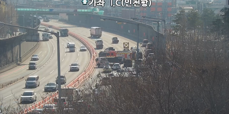 ▲[속보] 인천 서구 가정중앙시장역 인근 교통사고 발생 안전재난문자 발송…가좌IC 방면 도로 통제 (출처=인천광역시 교통정보센터)