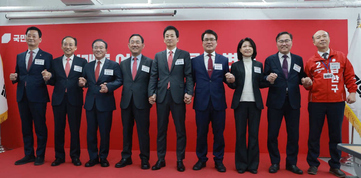 ▲6·3 지방선거 대구시장에 도전하는 국민의힘 예비후보들이 10일 서울 영등포구 여의도 국민의힘 중앙당사에서 열린 광역단체장 후보 면접에 참석하며 기념 촬영하고 있다.    왼쪽부터 국민의힘 최은석·추경호·윤재옥 의원, 주호영 국회부의장, 유영하 의원, 이재만 전 대구 동구청장, 이진숙 전 방송통신위원장, 홍석준 전 의원, 김한구 전 달성군 새마을협의회 감사. (연합뉴스)