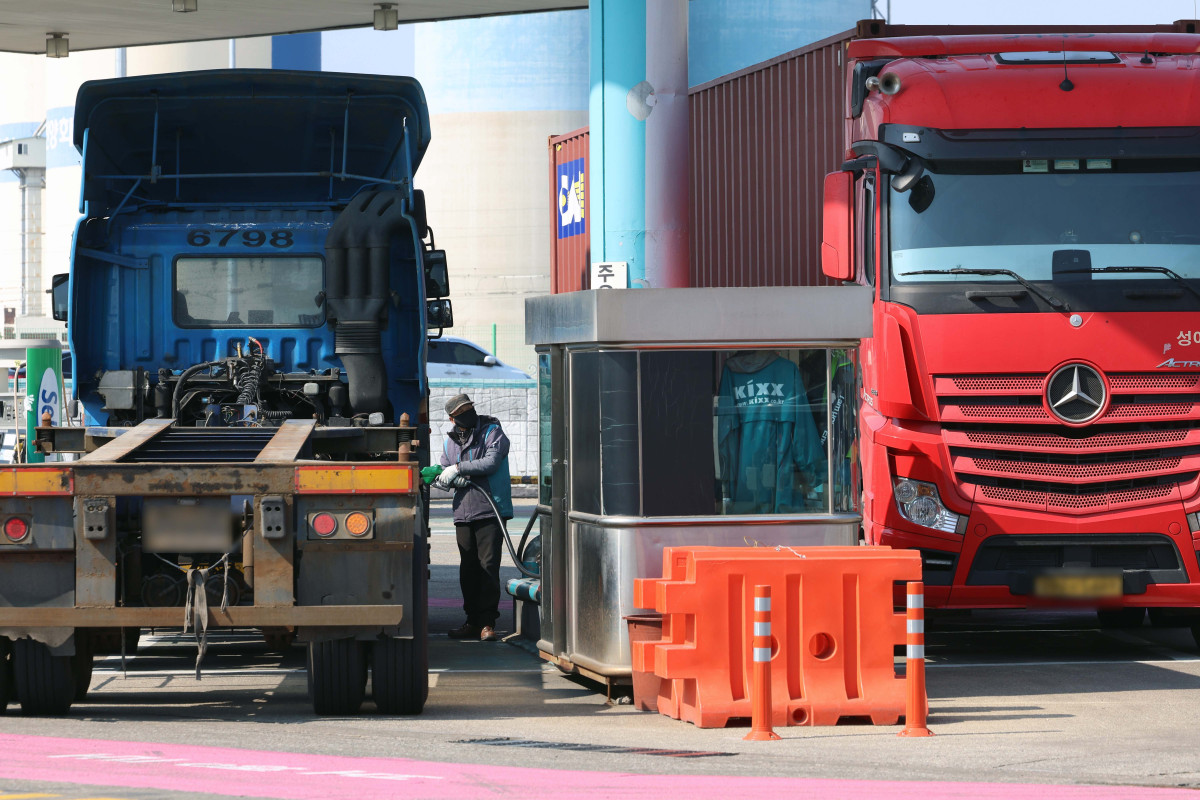 ▲미국·이스라엘과 이란 간 전쟁으로 인한 유가 급등에 경유 가격이 휘발유를 넘어서며 리터당 2000원이 넘는 주유소도 등장한 가운데 여파가 화물·운송업 등으로 번지며 업계 부담이 커지고 있다. 10일 경기 의왕시 의왕ICD터미널 주유소에서 관계자가 화물차에 주유를 하고 있다. 유가 상승분은 고스란히 운전기사들의 부담으로 이어지고 있다. 운송료는 그대로인 반면 유류비만 급증하면서 일부 기사들 사이에서는 운행 중단까지 고민해야 한다는 목소리가 나온다. 정부는 유가 안정을 위해 이번 주 석유 최고가격제를 전격 시행한다. 국제 시세에 일정 마진을 더해 정유사의 공급가 상한선을 정하는 방식이 유력하게 검토되는 것으로 알려졌다. 신태현 기자 holjjak@