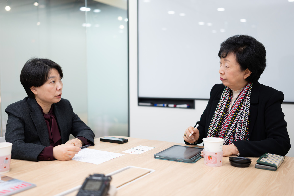 ▲본지 라운지 회의실에서 진행된 대담에서 토론 중인 박영란 교수(우)와 석재은 교수(좌).(이준호 기자)