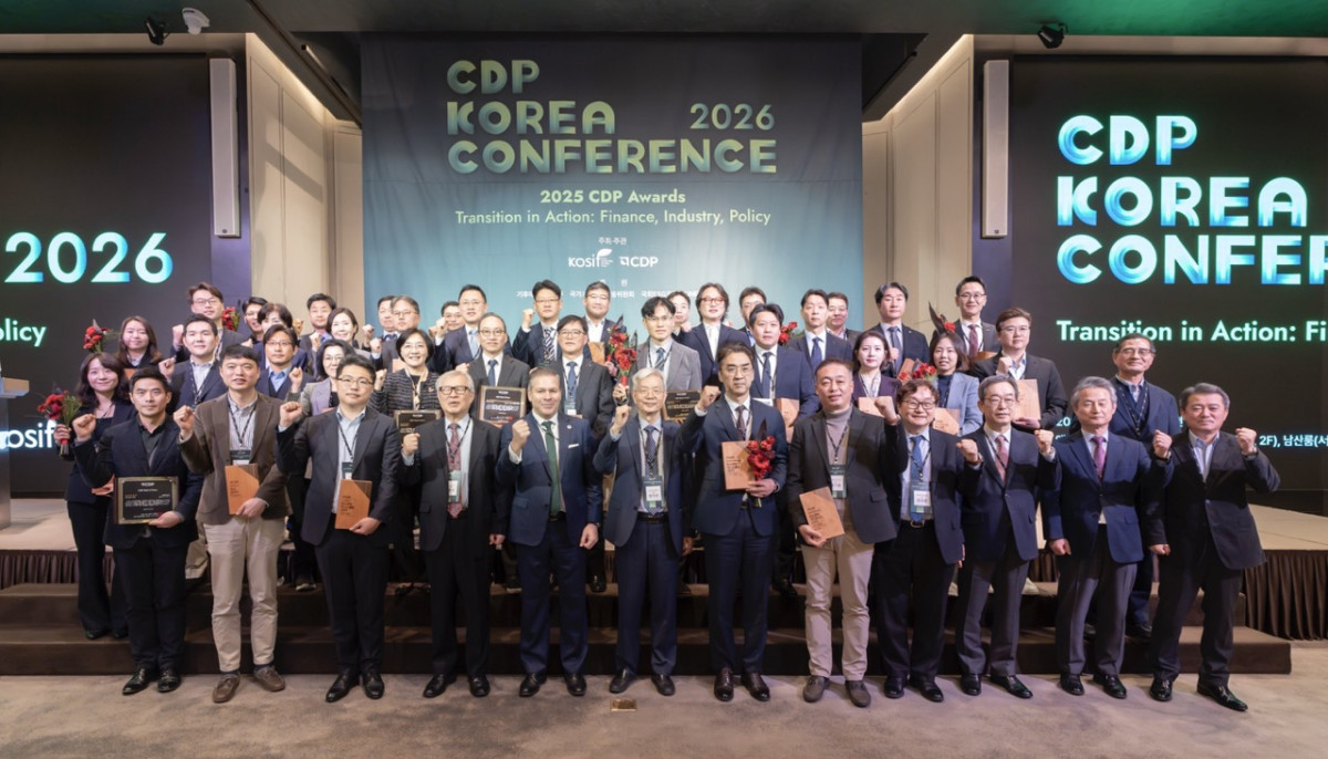 ▲10일 서울 앰배서더 서울 풀만 호텔에서 열린 ‘CDP 코리아 컨퍼런스 2026’ 행사에서 주요 기업 수상자들이 시상식을 마친 후 주먹을 쥐고 화이팅 포즈를 취하고 있다. (사진제공=한국사회책임투자포럼)