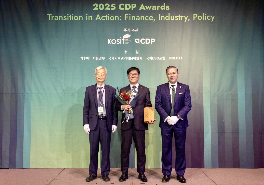 ▲한국가스공사 2025 CDP Korea Awards ‘탄소경영 섹터 아너스’ 수상 기념사진(왼쪽 장지인 CDP 한국위원회 위원장, 가운데 김환용 가스공사 안전기술부사장, 오른쪽 호세 오르도네스 CDP 글로벌 APAC 총괄대표) (사진제공=한국가스공사)