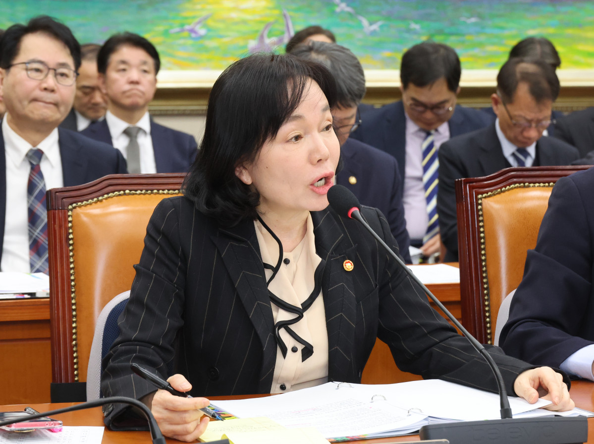 ▲송경희 개인정보보호위원회 위원장이 2월 23일 오후 서울 여의도 국회에서 열린 정무위원회 전체회의에서 의원 질의에 답변을 하고 있다. (뉴시스)